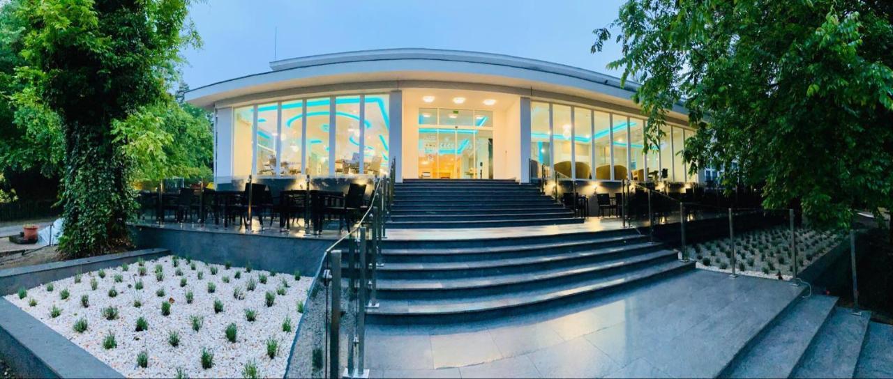 Fenyves Szalloda Es Konferencia-Koezpont Baktaloranthaza Bagian luar foto