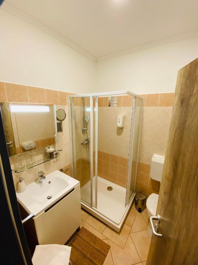Fenyves Szalloda Es Konferencia-Koezpont Baktaloranthaza Bagian luar foto